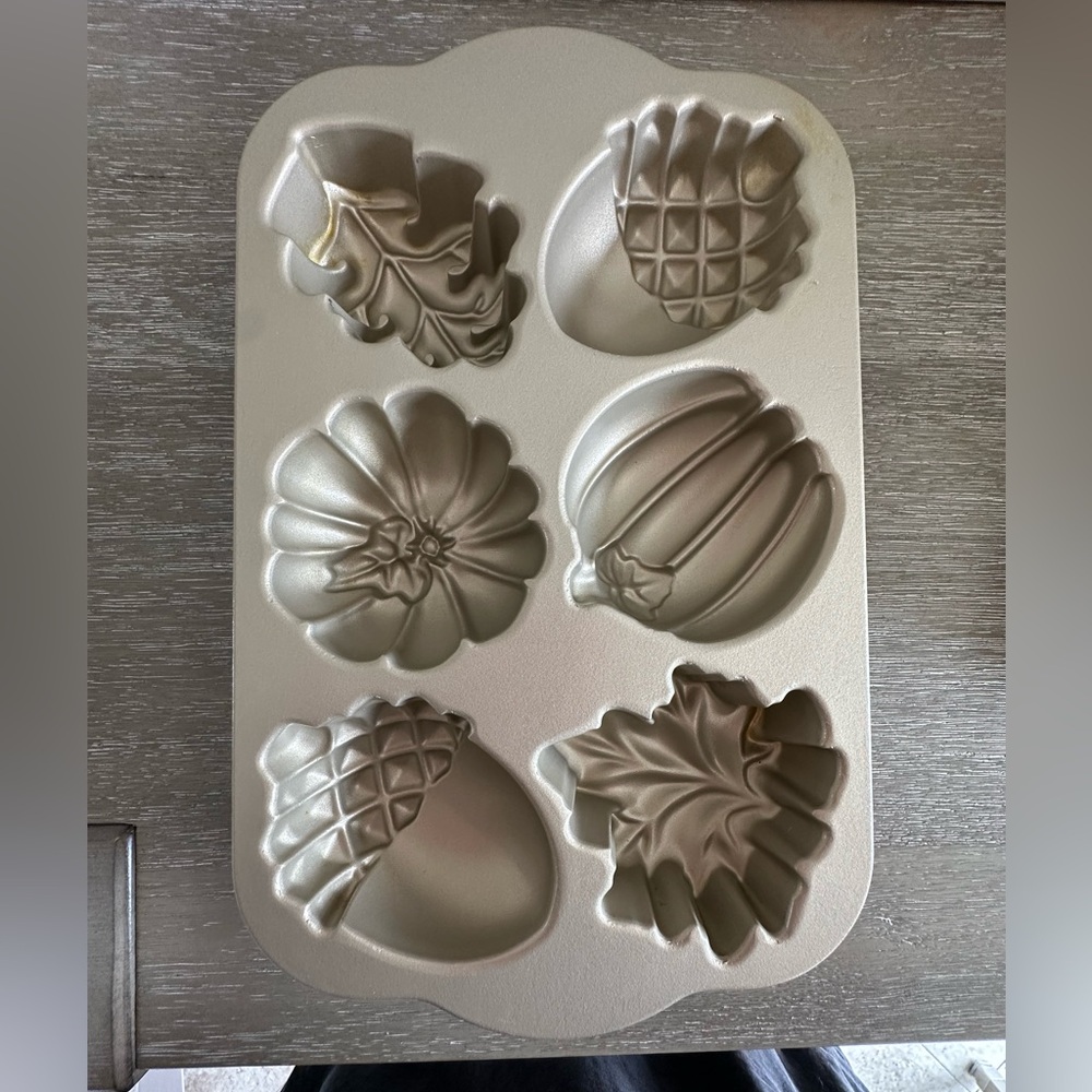 Nordic Ware Autum Treats pan .